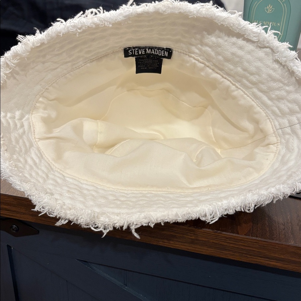 NWOT Steve Madden Cream Frayed Bucket Hat - Picture 3 of 4